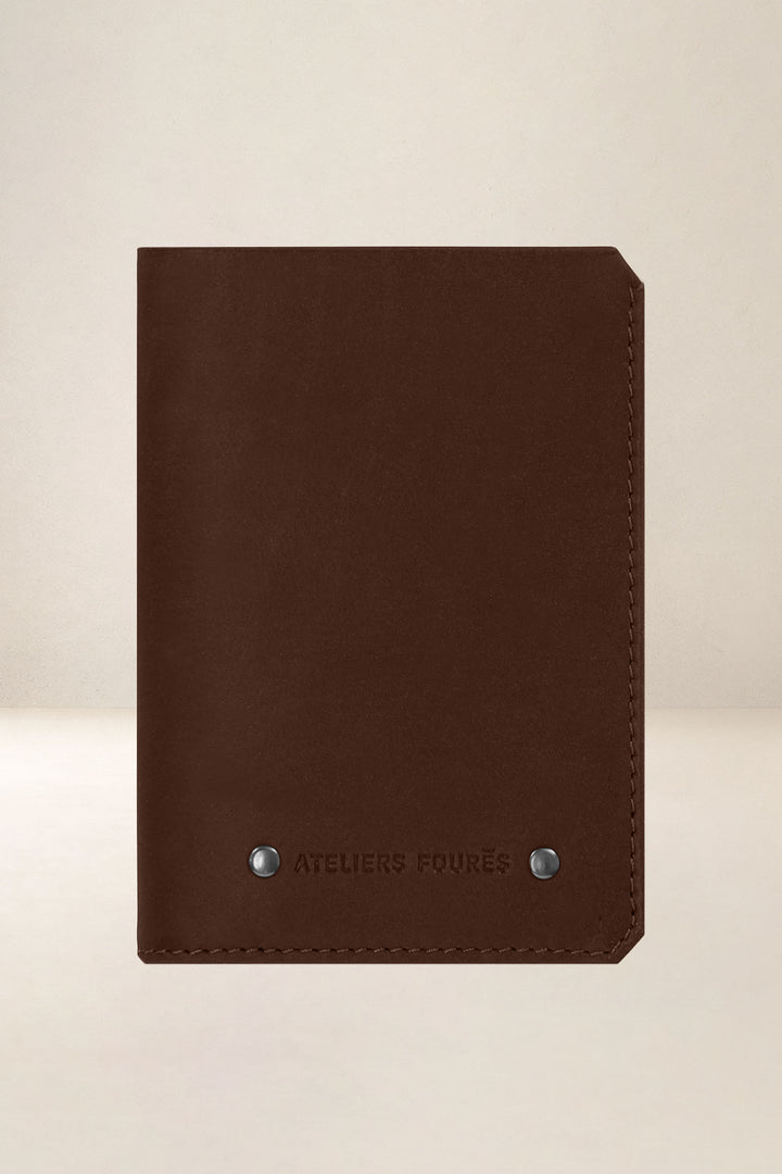 Portefeuille medium en cuir pleine fleur ACHILLE coloris cognac, vue d’ensemble – Ateliers Fourès