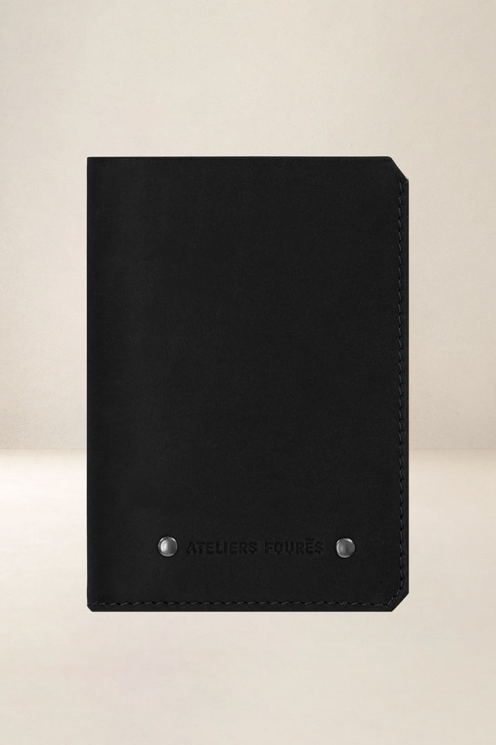 Portefeuille medium en cuir pleine fleur ACHILLE coloris noir, vue d’ensemble – Ateliers Fourès