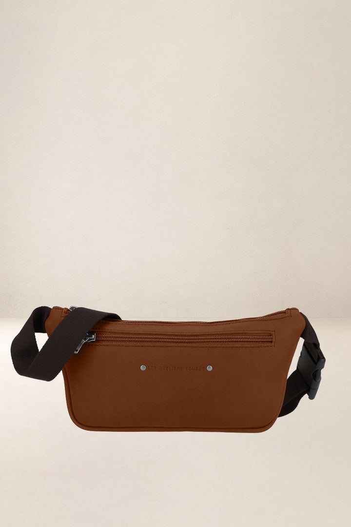 Holster en cuir pleine fleur OURÉA coloris fauve, vue d’ensemble – Ateliers Fourès