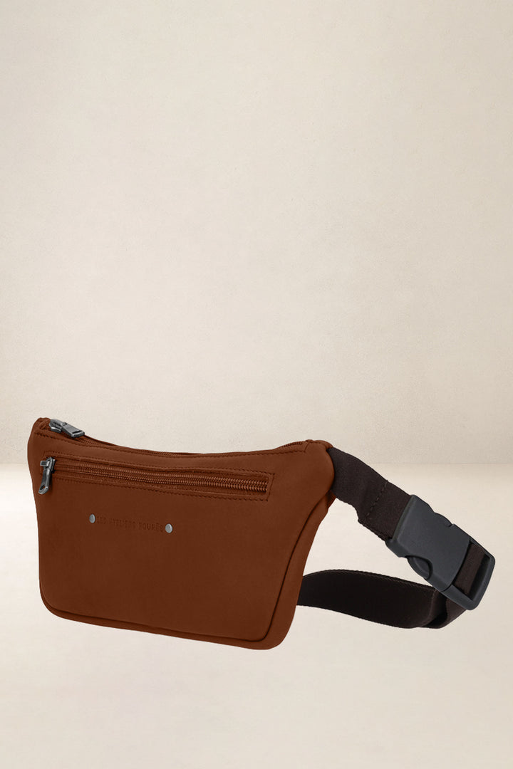 Holster en cuir pleine fleur OURÉA coloris fauve, vue de profil – Ateliers Fourès