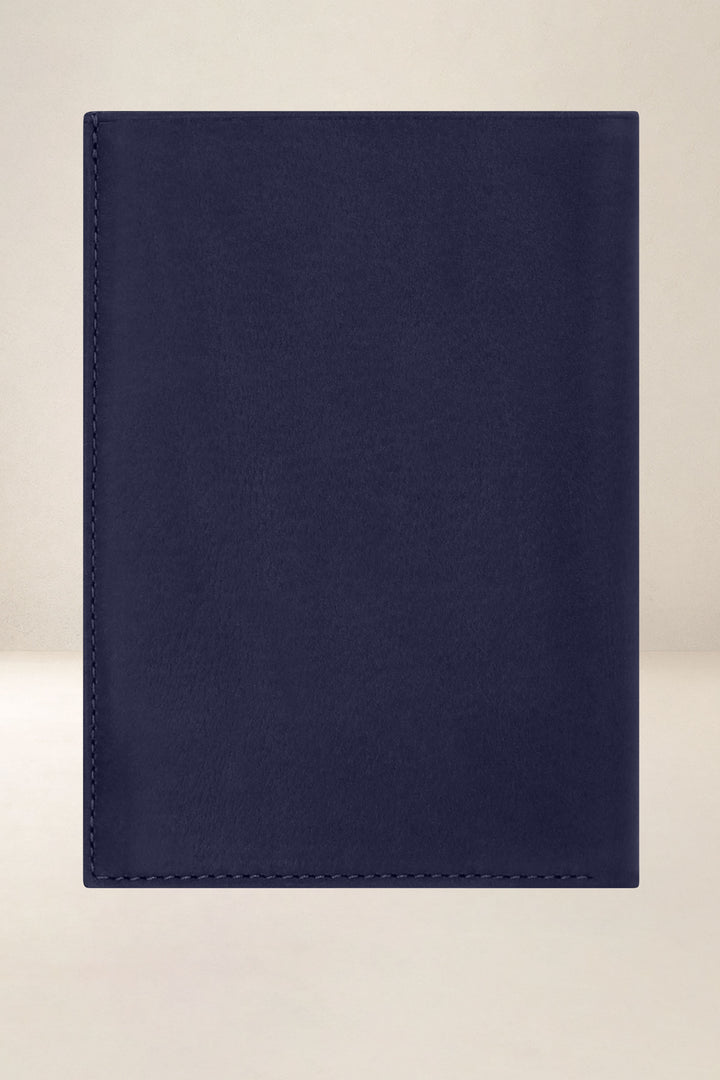 Grand portefeuille en cuir pleine fleur PROMÉTHÉE coloris marine, vue de dos – Ateliers Fourès