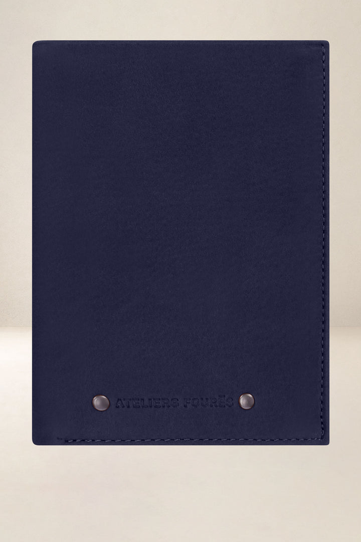 Grand portefeuille en cuir pleine fleur PROMÉTHÉE coloris marine, vue d’ensemble – Ateliers Fourès