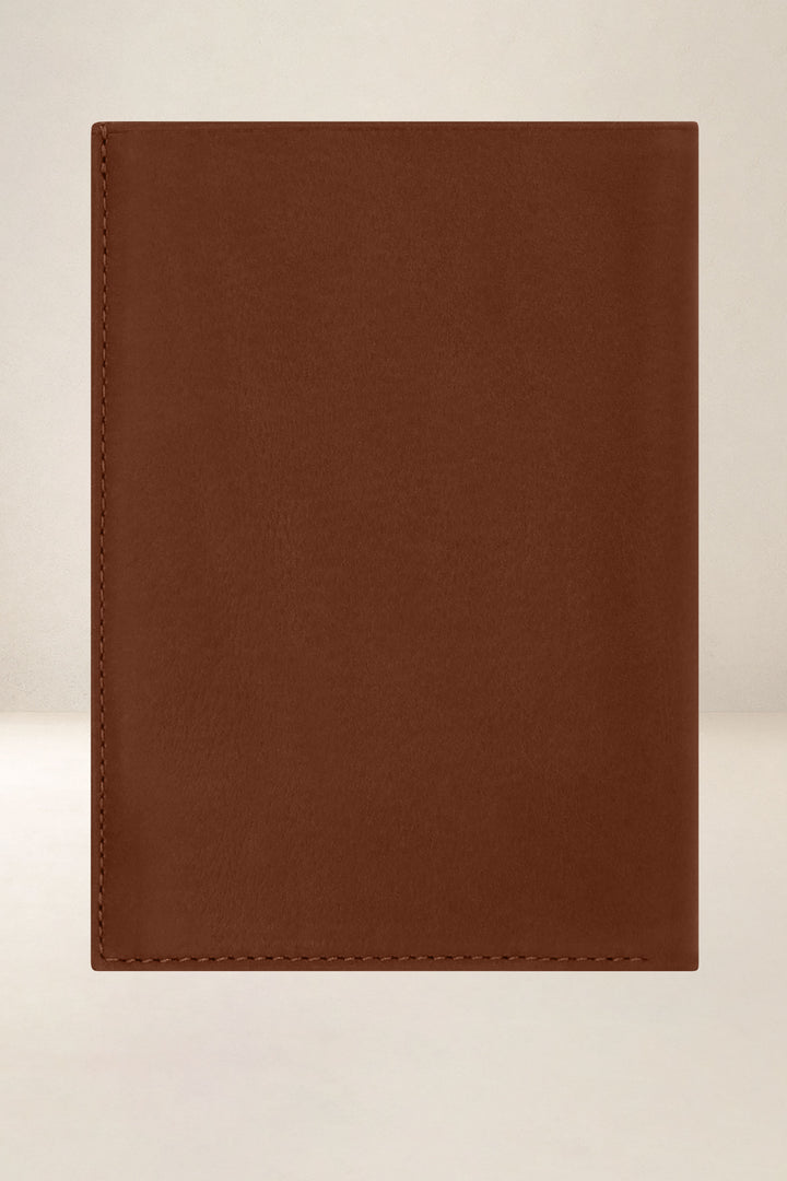 Grand portefeuille en cuir pleine fleur PROMÉTHÉE coloris fauve, vue de dos – Ateliers Fourès