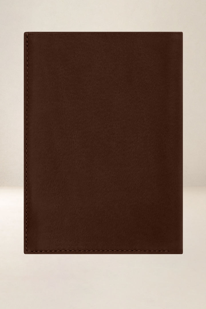 Grand portefeuille en cuir pleine fleur PROMÉTHÉE coloris cognac, vue de dos – Ateliers Fourès