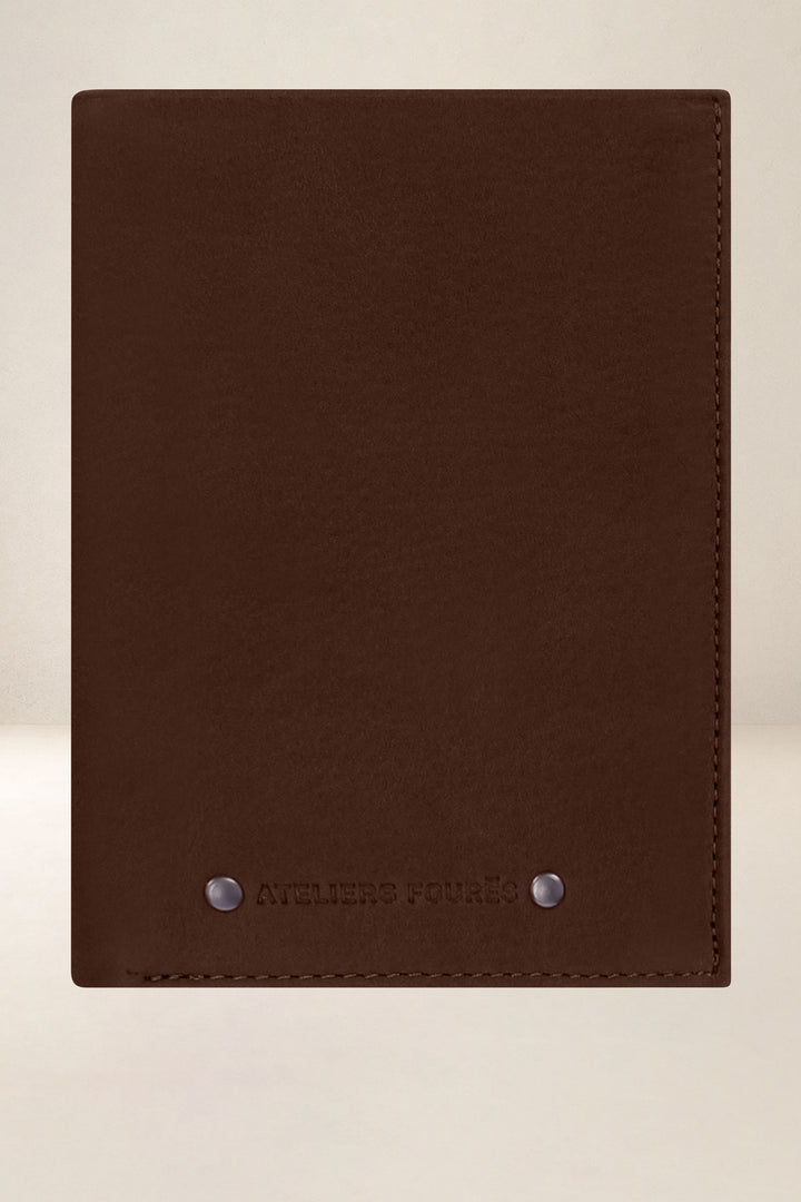 Grand portefeuille en cuir pleine fleur PROMÉTHÉE coloris cognac, vue d’ensemble – Ateliers Fourès