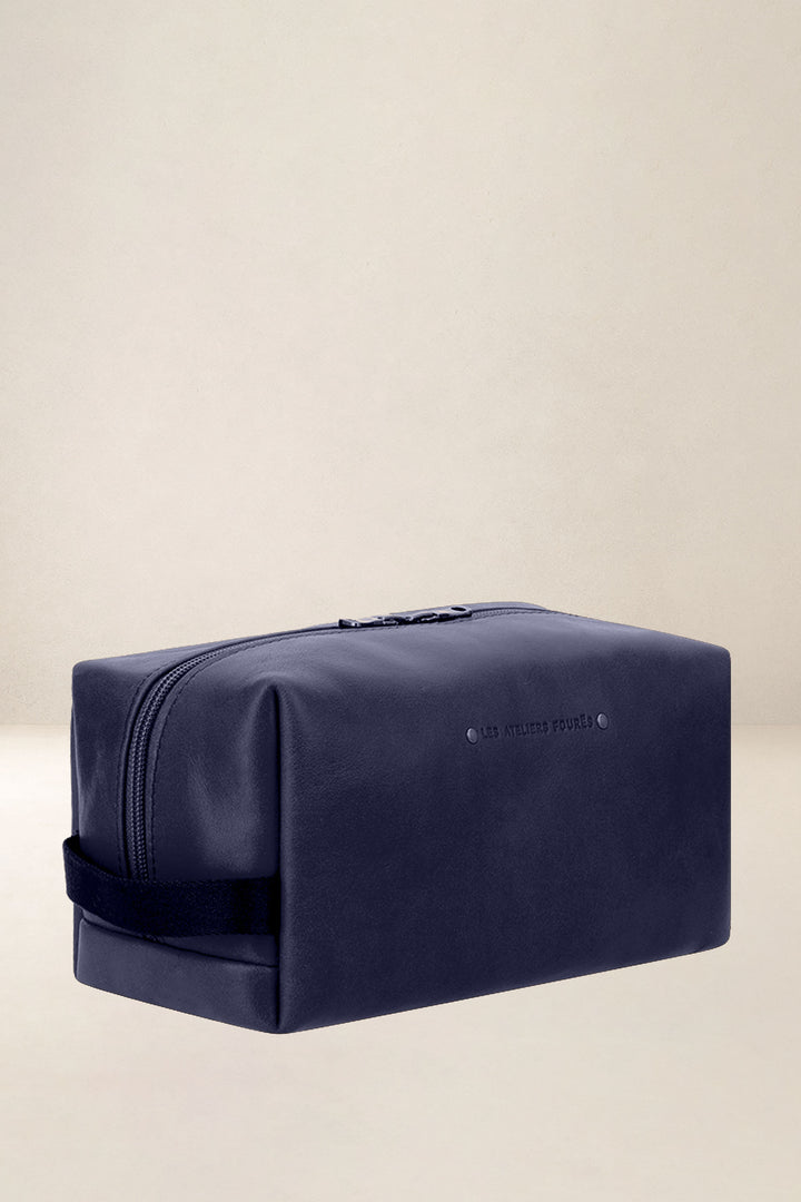 Trousse en cuir pleine fleur SILÈNE coloris marine, vue de profil n°1 – Ateliers Fourès