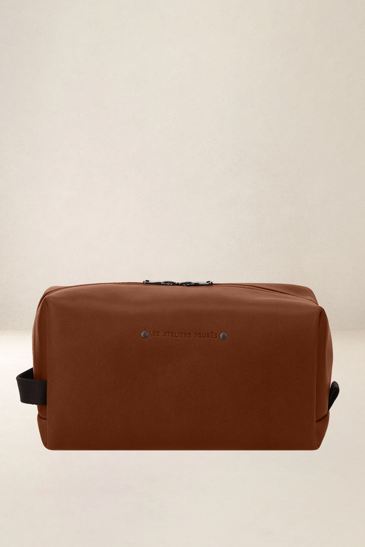 Trousse en cuir pleine fleur SILÈNE coloris fauve, vue d’ensemble – Ateliers Fourès