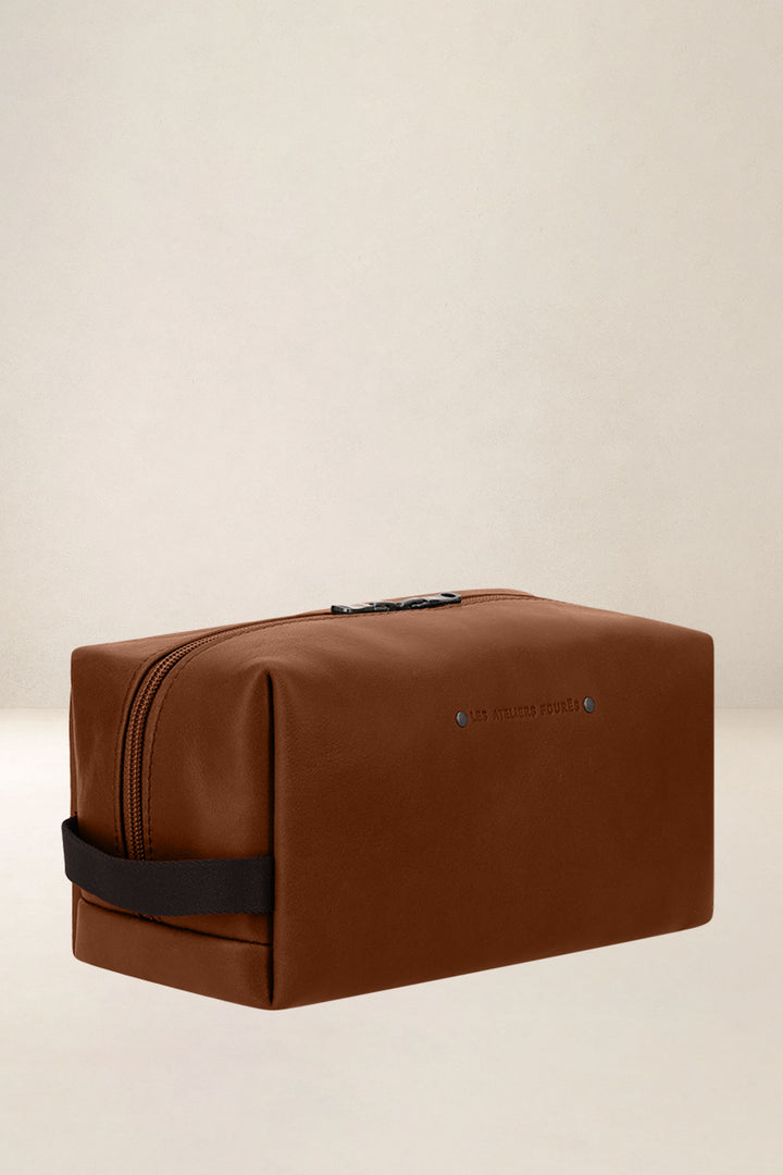 Trousse en cuir pleine fleur SILÈNE coloris fauve, vue de profil n°1 – Ateliers Fourès