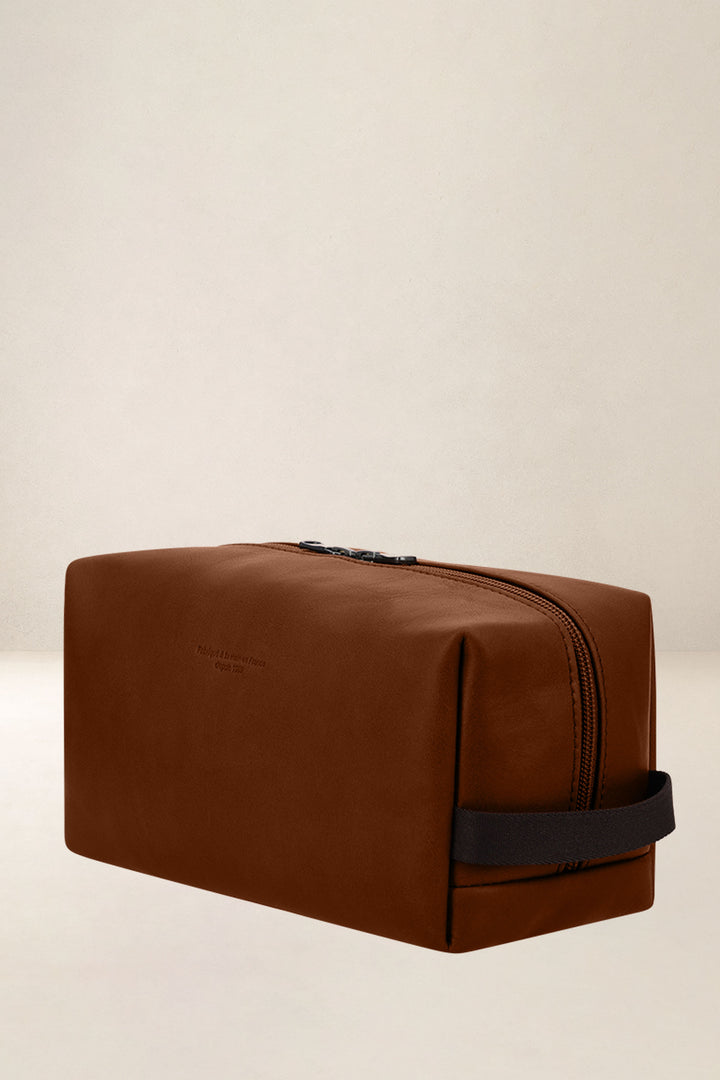 Trousse en cuir pleine fleur SILÈNE coloris fauve, vue de profil n°2 – Ateliers Fourès