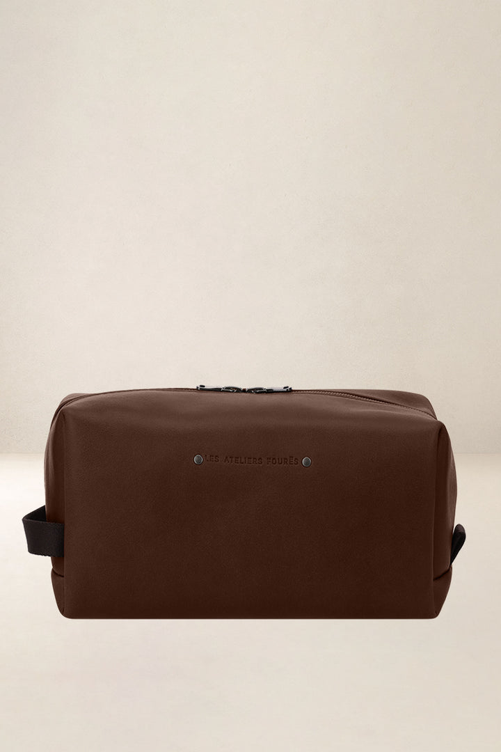 Trousse en cuir pleine fleur SILÈNE coloris cognac, vue d’ensemble – Ateliers Fourès