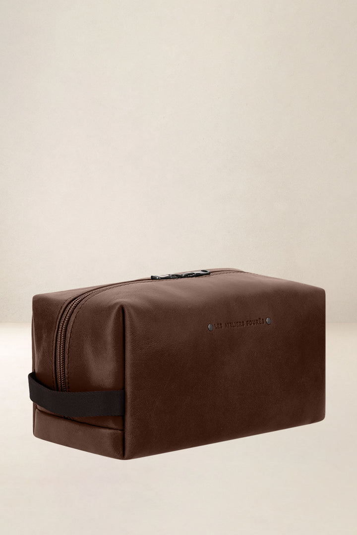 Trousse en cuir pleine fleur SILÈNE coloris cognac, vue de profil n°1 – Ateliers Fourès