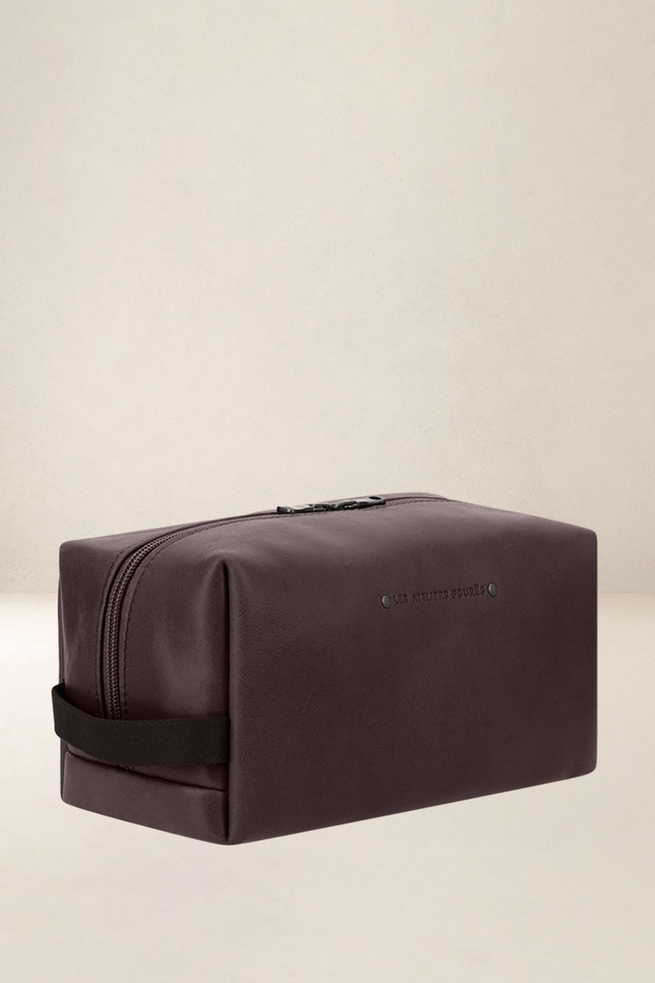 Trousse en cuir pleine fleur SILÈNE coloris mustang, vue de profil n°1 – Ateliers Fourès