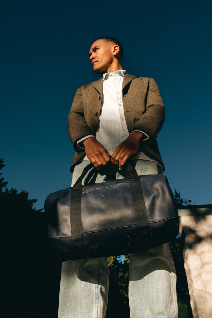 Sac de voyage en cuir pleine fleur ARGOS coloris marine, porté n°2 – Ateliers Fourès
