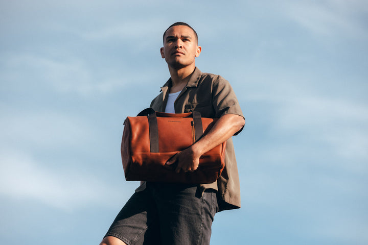 Sac de voyage en cuir pleine fleur ARGOS coloris fauve, porté n°1 – Ateliers Fourès