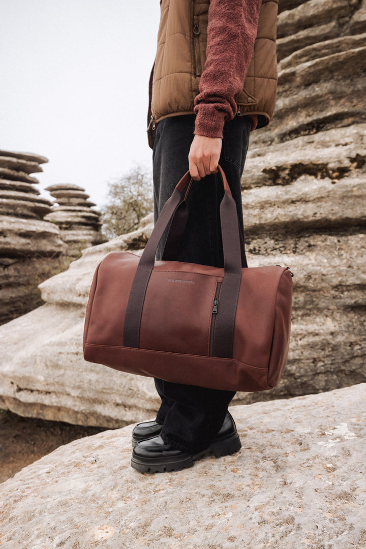 Sac de voyage en cuir pleine fleur ARGOS coloris cognac, porté n°1 – Ateliers Fourès