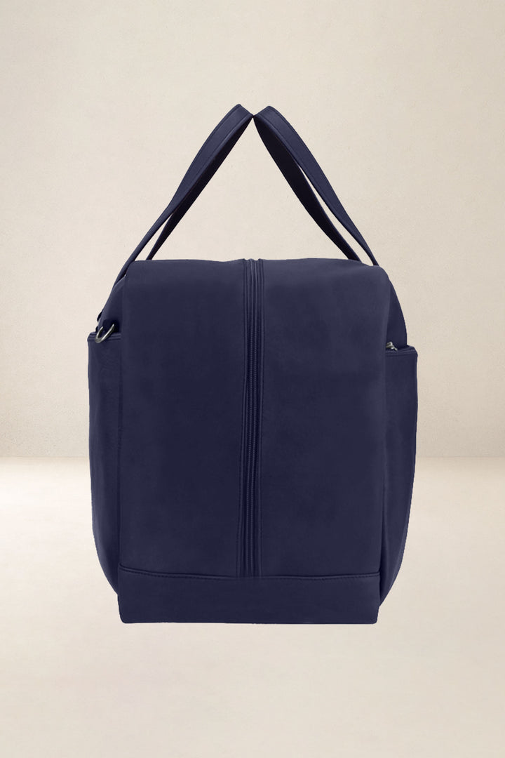 Sac de voyage en cuir pleine fleur ZEUS coloris marine, vue de profil n°2 – Ateliers Fourès