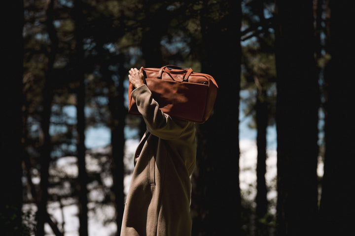 Sac de voyage en cuir pleine fleur ZEUS coloris fauve, porté – Ateliers Fourès