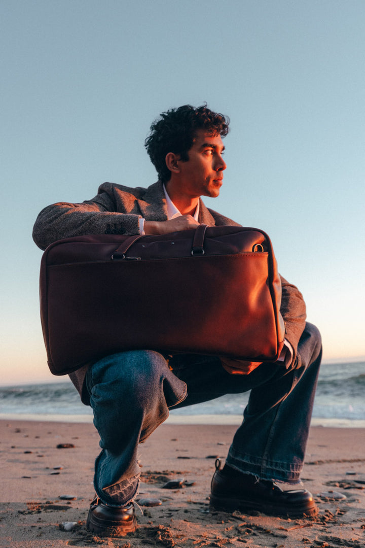 Sac de voyage en cuir pleine fleur ZEUS coloris cognac, porté – Ateliers Fourès