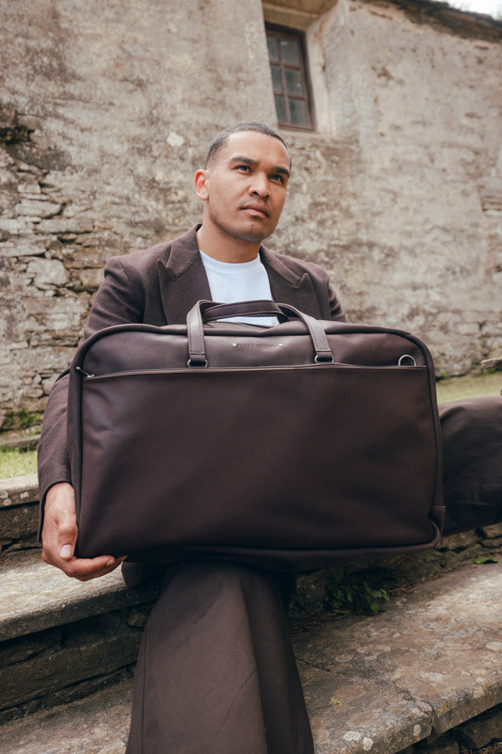 Sac de voyage en cuir pleine fleur ZEUS coloris mustang, porté n°1 – Ateliers Fourès