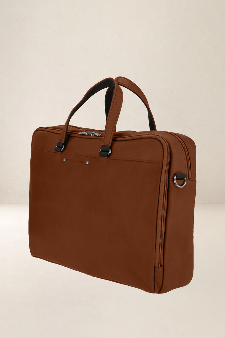 Sac de travail en cuir pleine fleur ITHAQUE coloris fauve, vue de profil – Ateliers Fourès