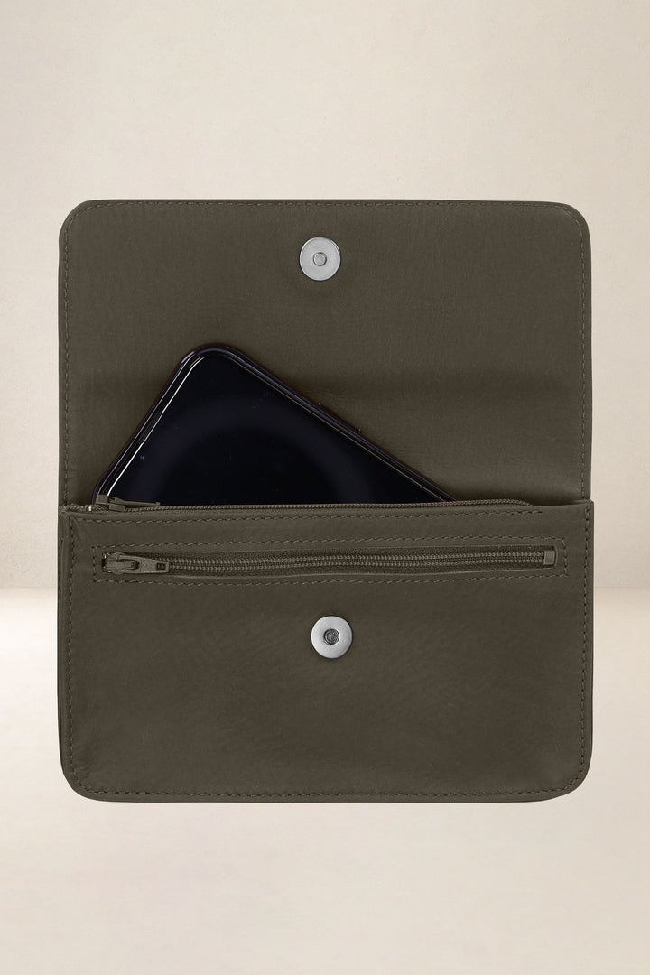 Porte-téléphone en cuir pleine fleur MINOS coloris bronze, vue intérieure n°1 – Ateliers Fourès