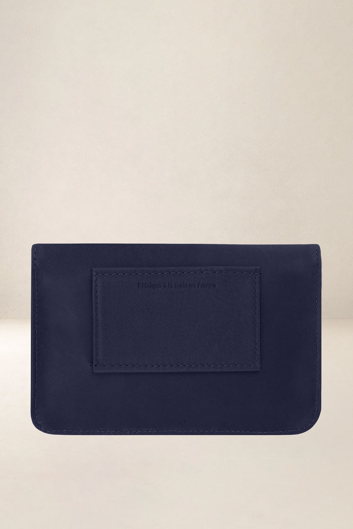Porte-téléphone en cuir pleine fleur MINOS coloris marine, vue de dos – Ateliers Fourès