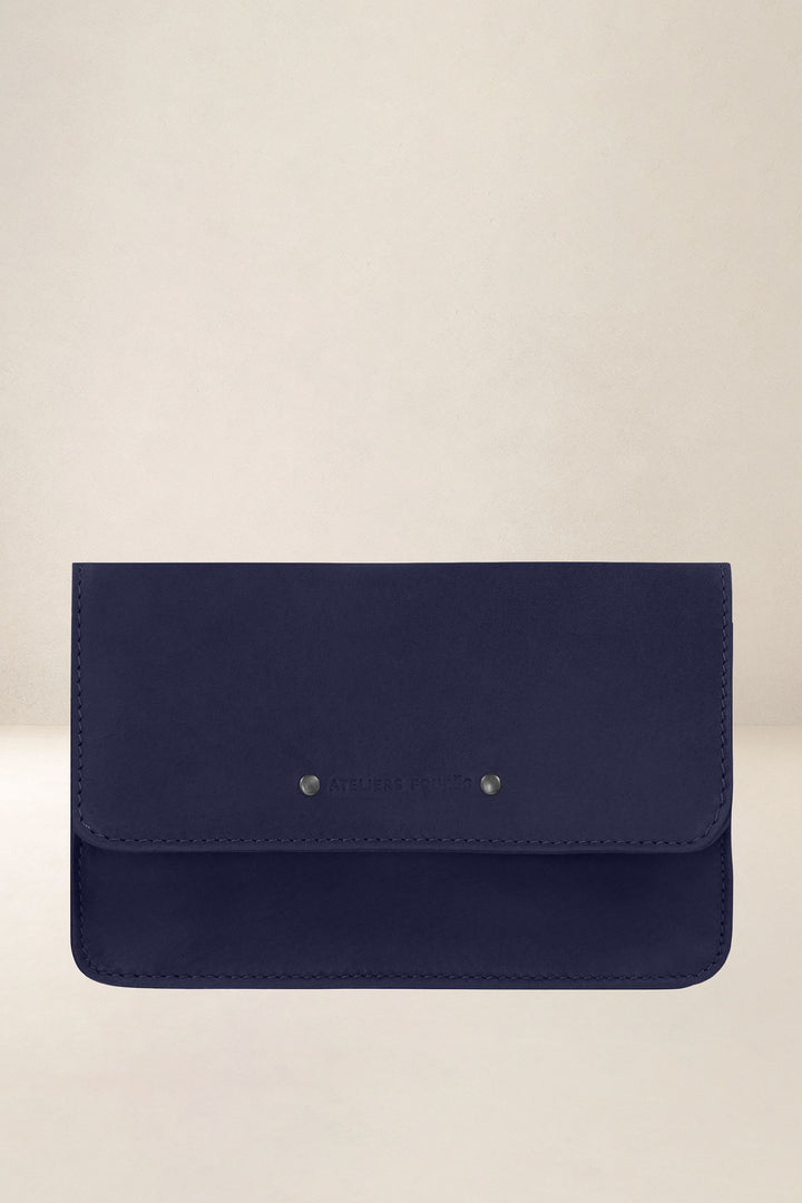 Porte-téléphone en cuir pleine fleur MINOS coloris marine, vue d’ensemble – Ateliers Fourès