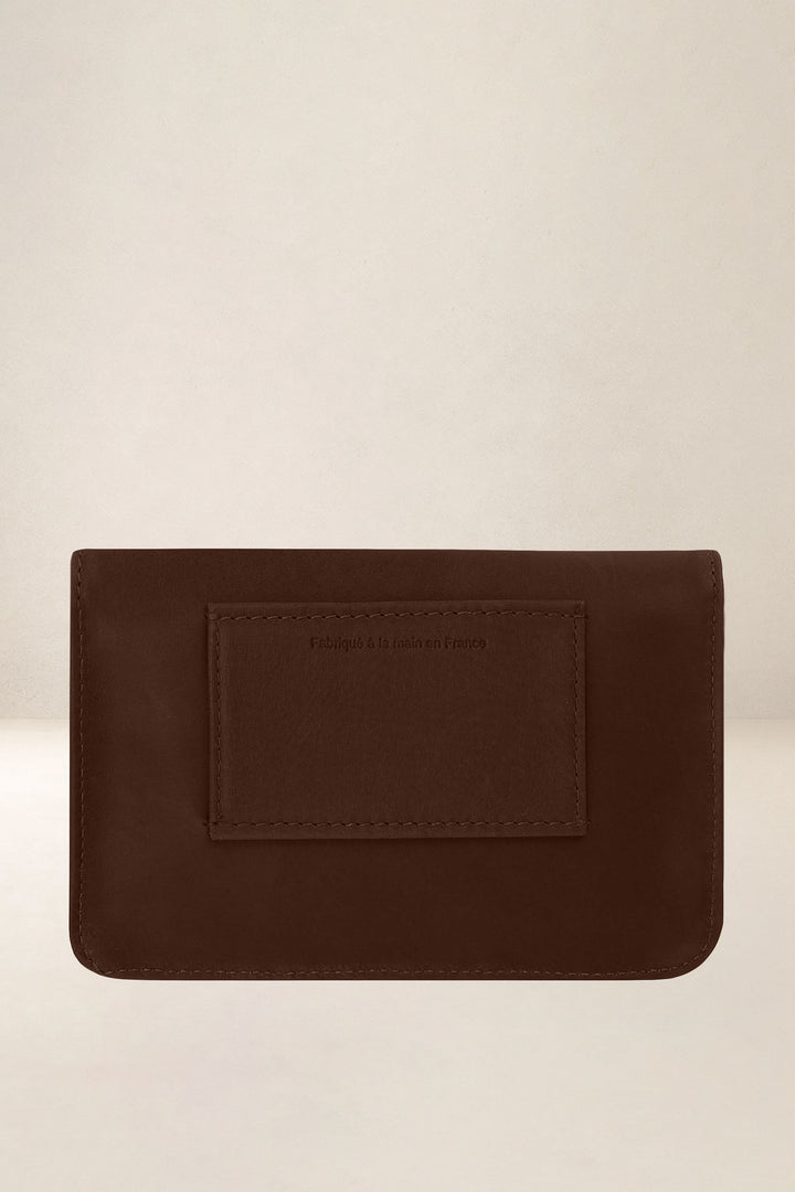 Porte-téléphone en cuir pleine fleur MINOS coloris cognac, vue de dos – Ateliers Fourès