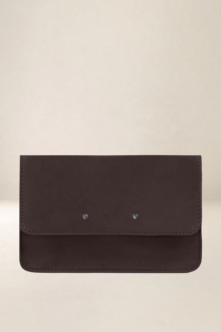 Porte-téléphone en cuir pleine fleur MINOS coloris mustang, vue d’ensemble – Ateliers Fourès