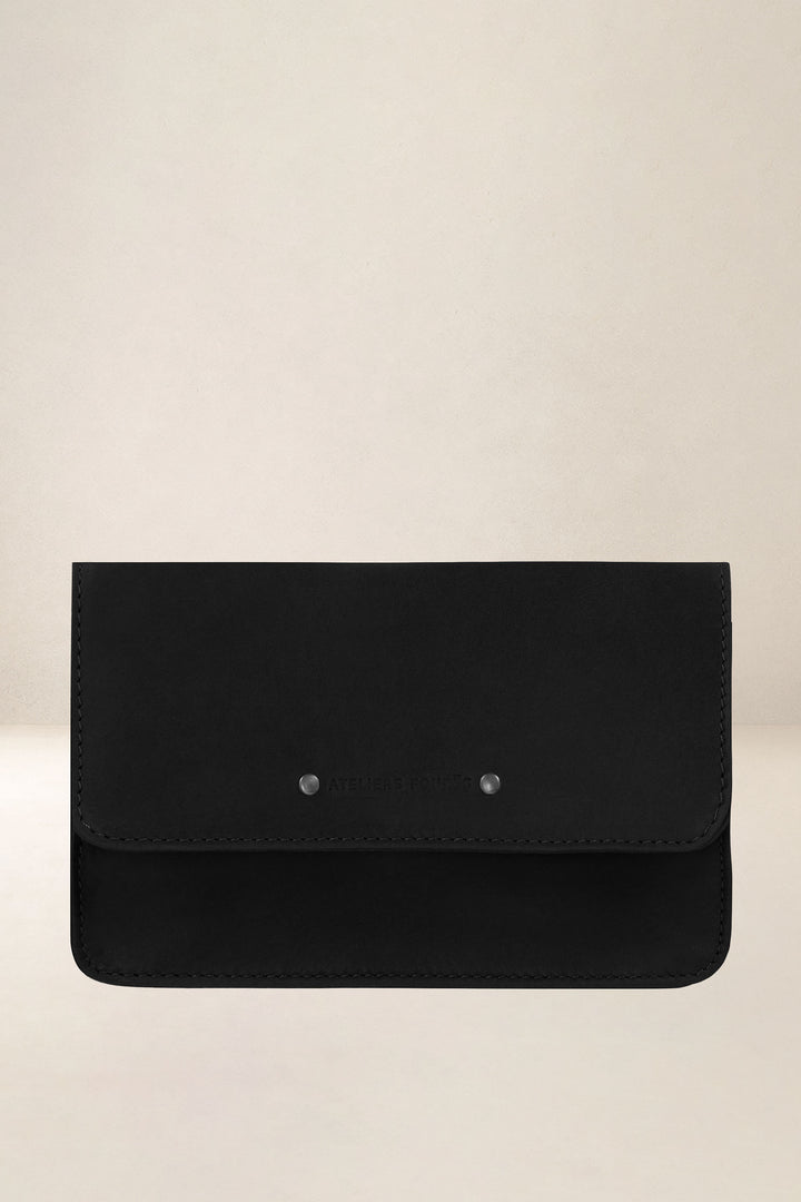 Porte-téléphone en cuir pleine fleur MINOS coloris noir, vue d’ensemble – Ateliers Fourès