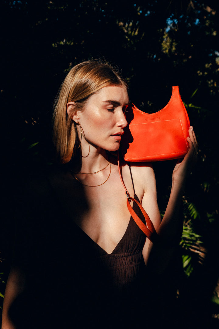 Mini sac en cuir pleine fleur AMAZONE coloris orange confit, porté en bandoulière n°2 – Ateliers Fourès