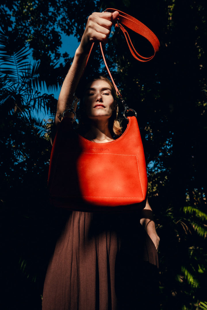 Mini sac en cuir pleine fleur AMAZONE coloris orange confit, porté en bandoulière n°3 – Ateliers Fourès