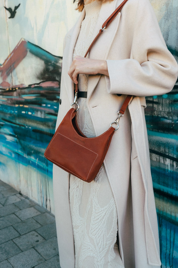 Mini sac en cuir pleine fleur AMAZONE coloris fauve, porté en bandoulière – Ateliers Fourès