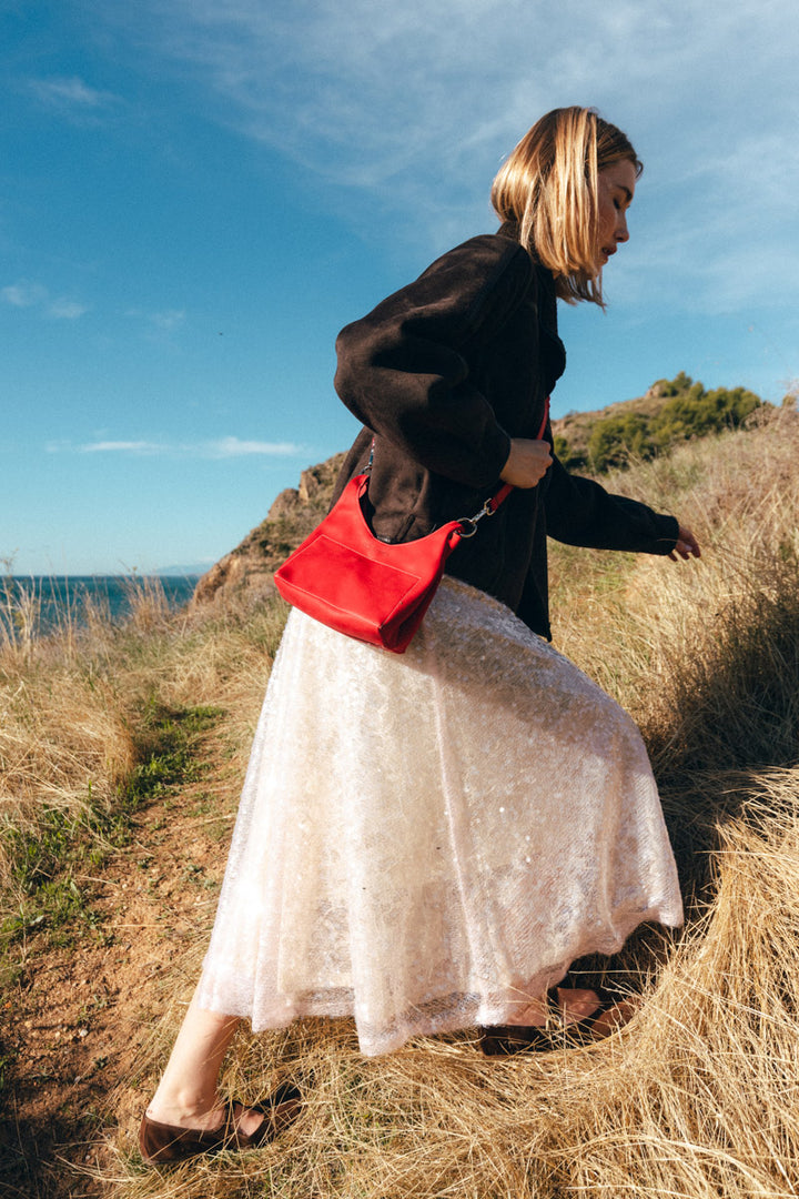 Mini sac en cuir pleine fleur AMAZONE coloris amour, porté en bandoulière n°1 – Ateliers Fourès