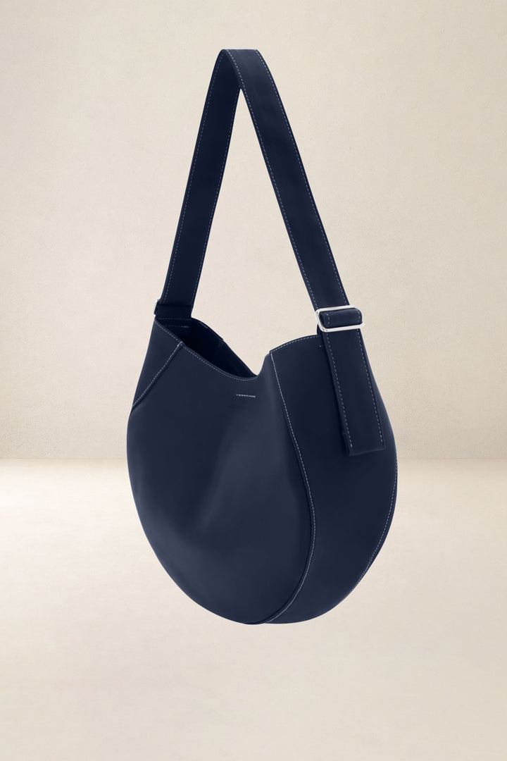 Sac à main en cuir pleine fleur ETNA coloris minuit, vue de profil n°1 – Ateliers Fourès