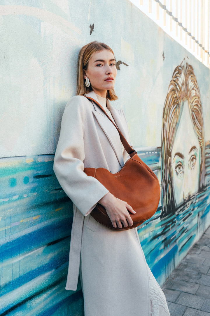 Sac à main en cuir pleine fleur ETNA coloris lionne, porté à l’épaule n°1 – Ateliers Fourès