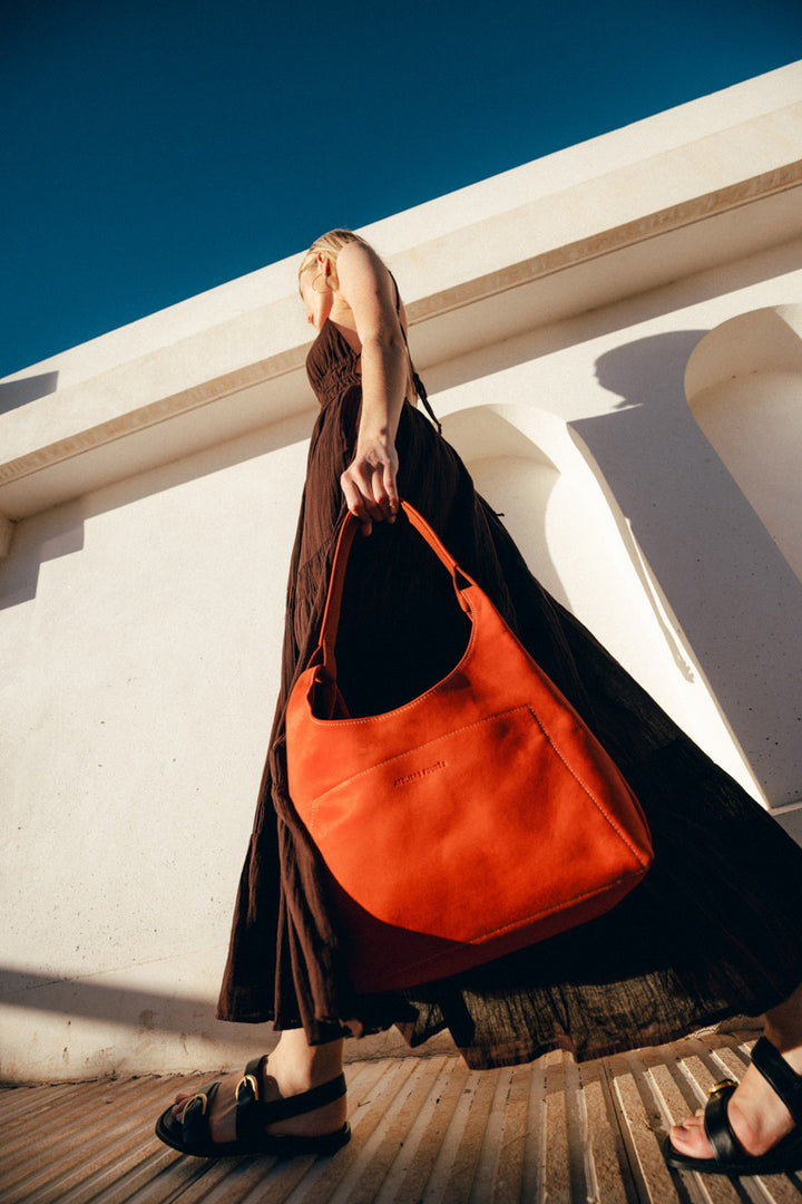 Sac à main en cuir pleine fleur AMAZONE coloris orange confit, porté n°1 – Ateliers Fourès