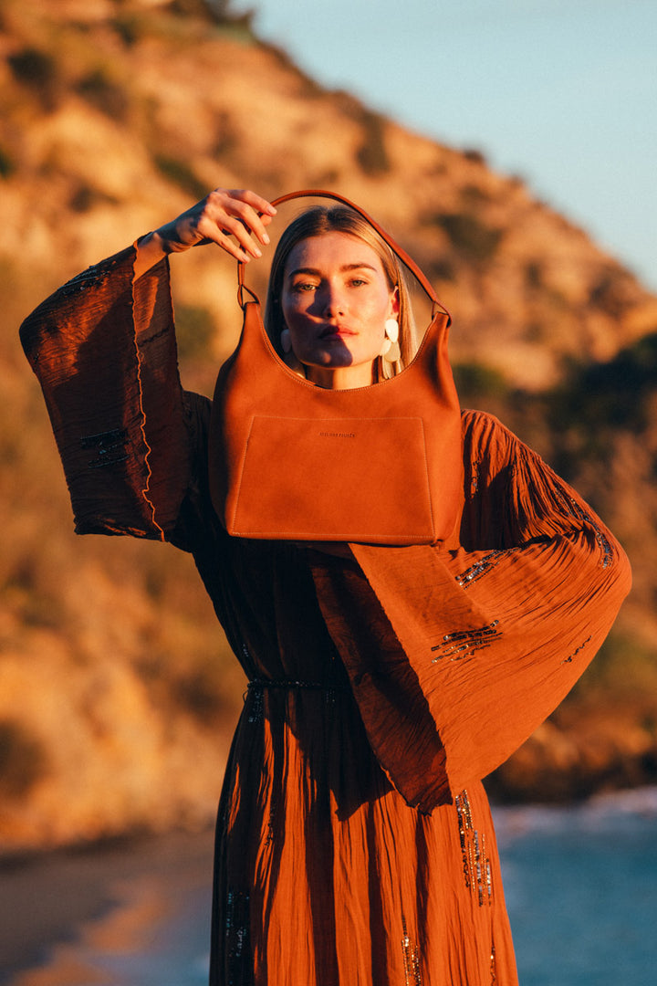 Sac à main en cuir pleine fleur AMAZONE coloris lionne, porté n°1 – Ateliers Fourès