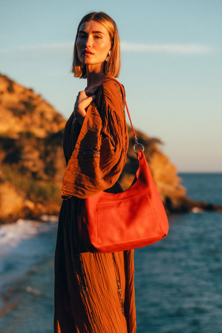 Sac bandoulière en cuir pleine fleur AMAZONE coloris orange confit, porté à l’épaule – Ateliers Fourès