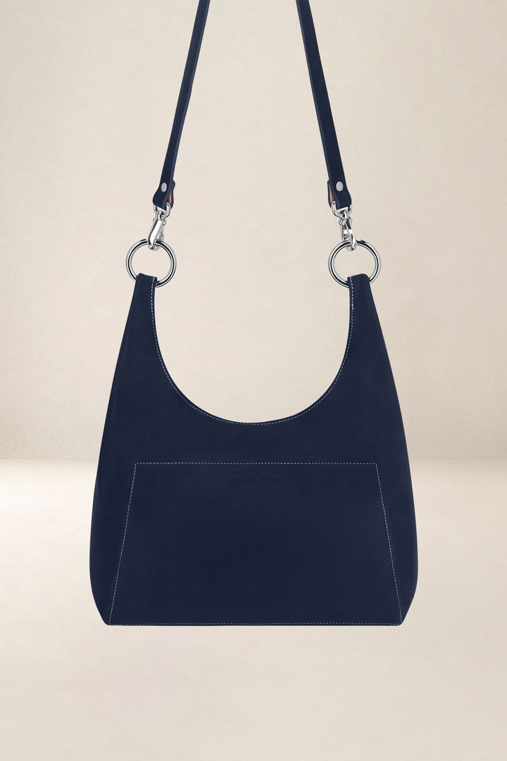 Sac bandoulière en cuir pleine fleur AMAZONE coloris minuit, vue d’ensemble – Ateliers Fourès