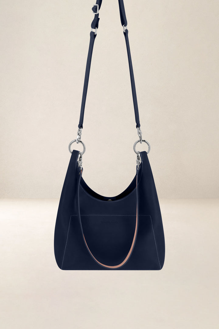 Sac bandoulière en cuir pleine fleur AMAZONE coloris minuit, vue de face n°2 – Ateliers Fourès
