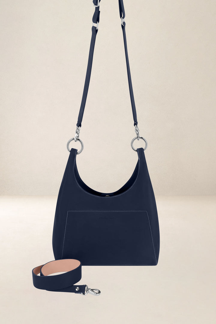 Sac bandoulière en cuir pleine fleur AMAZONE coloris minuit, vue de face n°3 – Ateliers Fourès