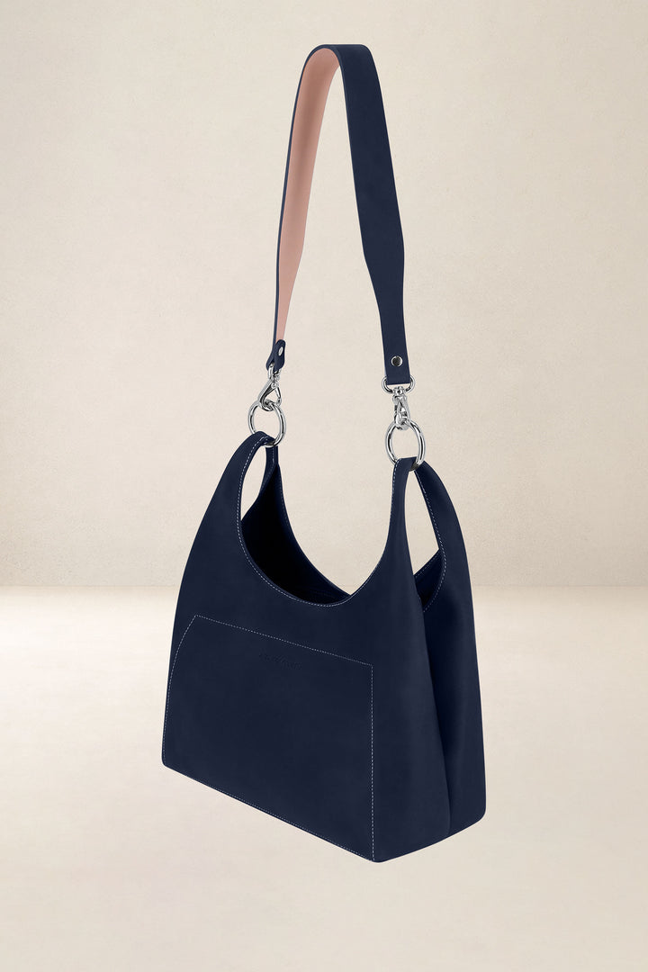 Sac bandoulière en cuir pleine fleur AMAZONE coloris minuit, vue de profil n°1 – Ateliers Fourès