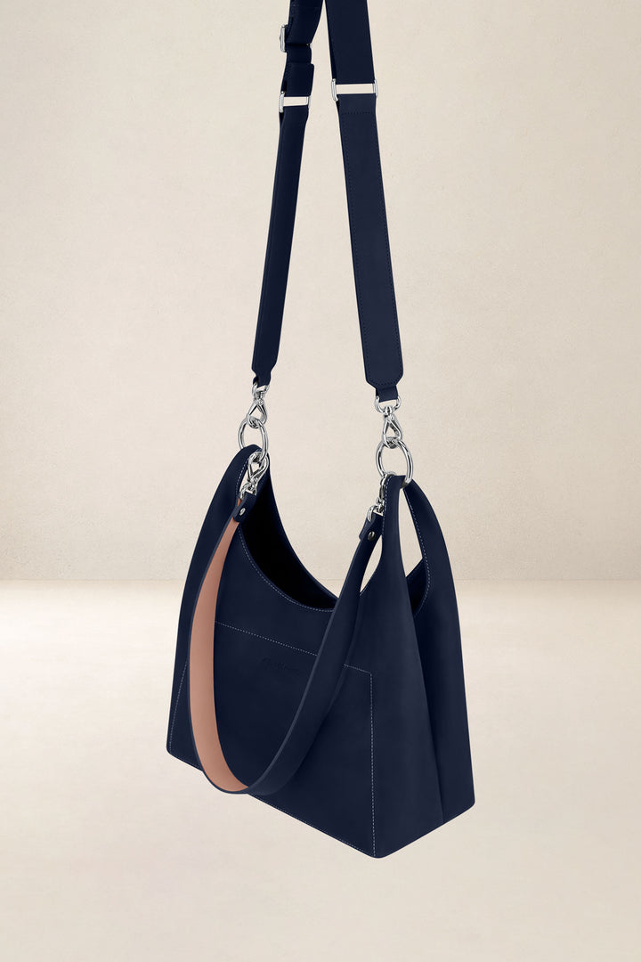 Sac bandoulière en cuir pleine fleur AMAZONE coloris minuit, vue de profil n°2 – Ateliers Fourès