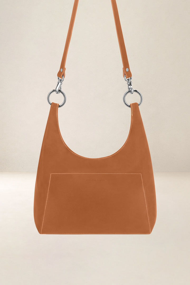 Sac bandoulière en cuir pleine fleur AMAZONE coloris lionne, vue d’ensemble – Ateliers Fourès