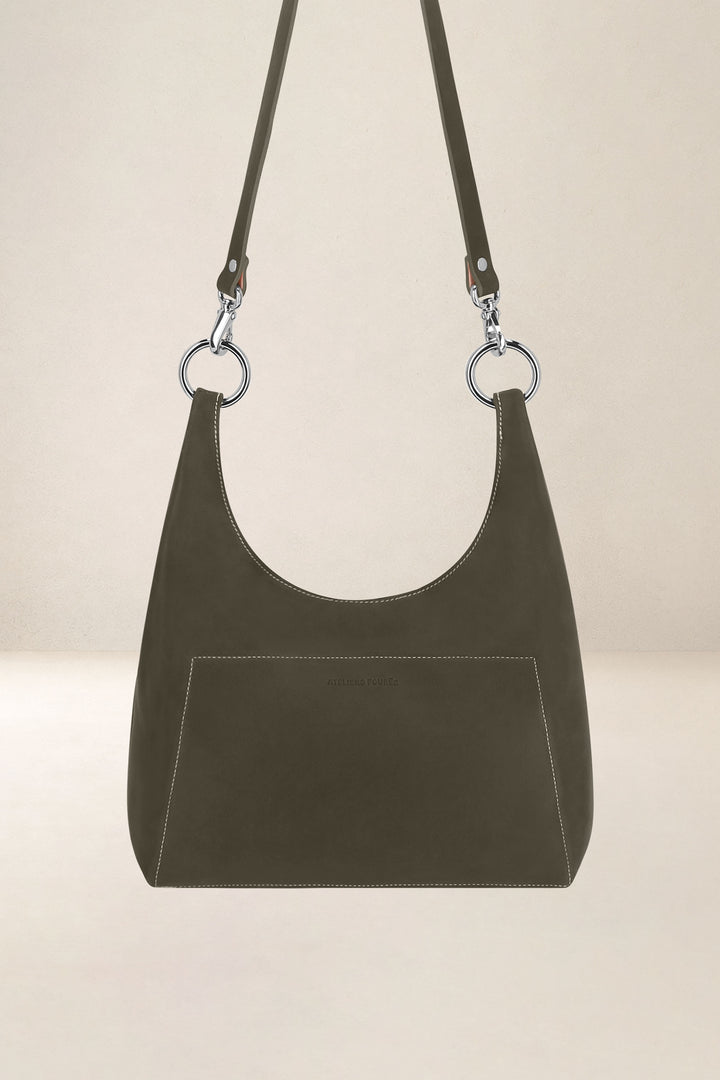Sac bandoulière en cuir pleine fleur AMAZONE coloris kaki, vue d’ensemble – Ateliers Fourès