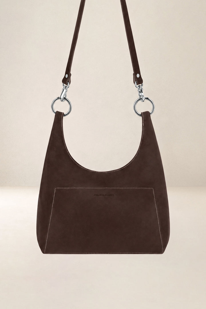 Sac bandoulière en cuir pleine fleur AMAZONE coloris chocolat, vue d’ensemble – Ateliers Fourès