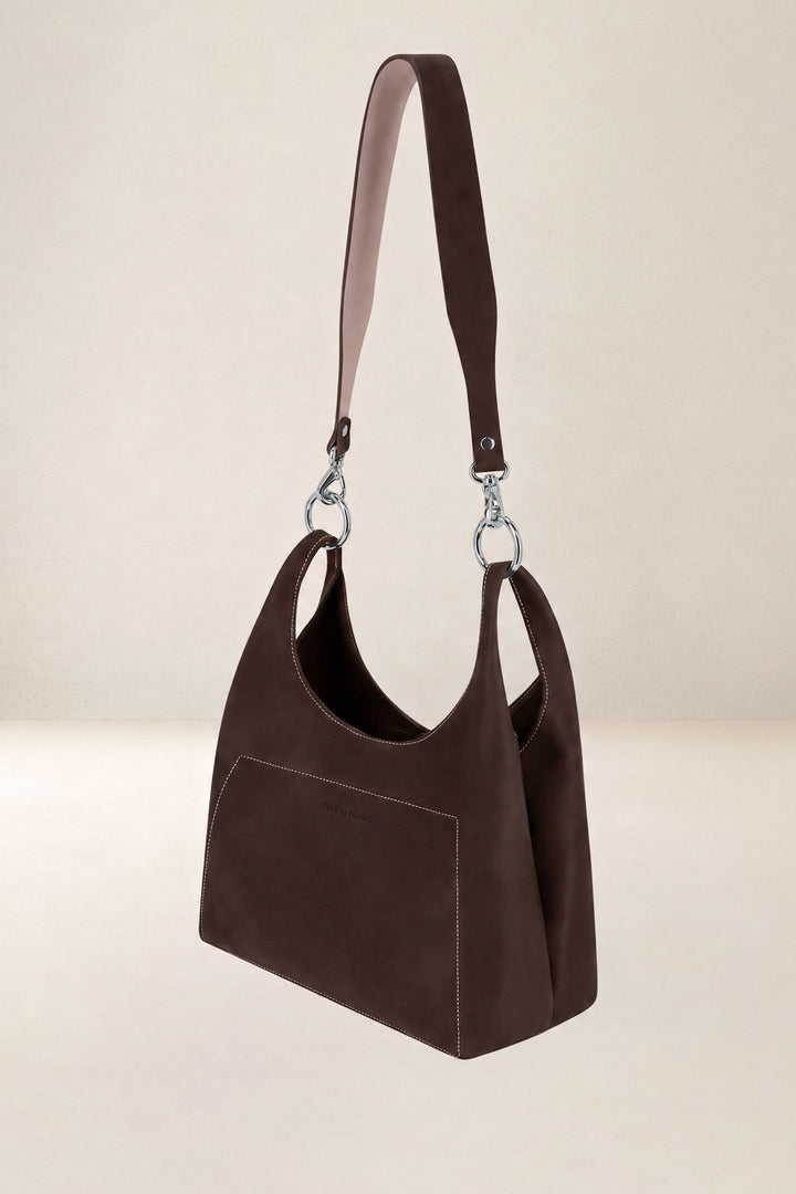 Sac bandoulière en cuir pleine fleur AMAZONE coloris chocolat, vue de profil n°1 – Ateliers Fourès