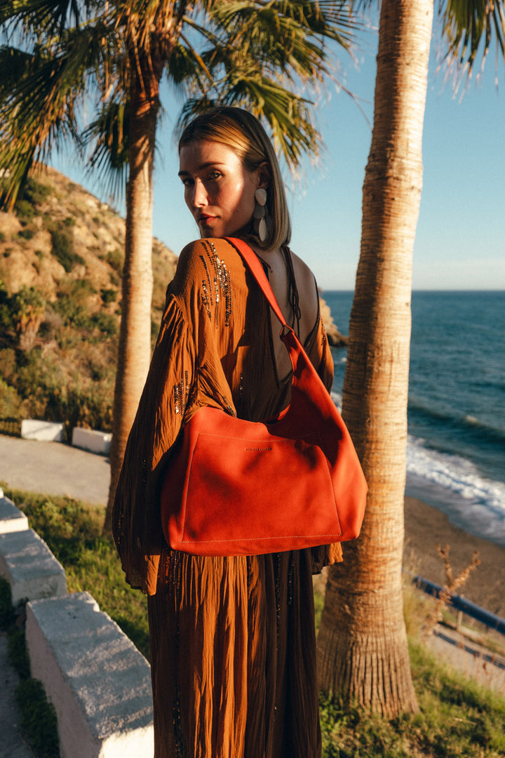 Sac à main en cuir pleine fleur AMAZONE coloris orange confit, porté n°2 – Ateliers Fourès