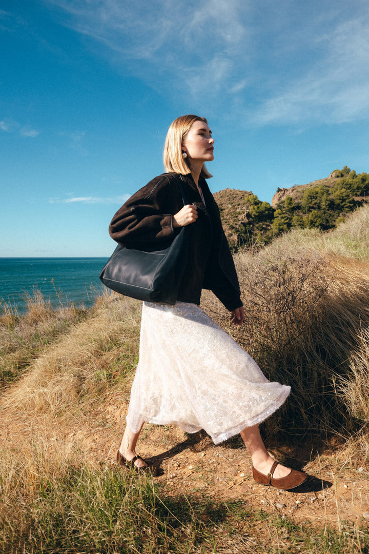 Sac à main en cuir pleine fleur AMAZONE coloris minuit, porté n°1 – Ateliers Fourès